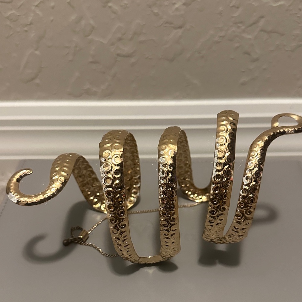 Elegant Gold Spiral Arm Cuff